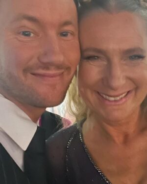 Petra Mede Instagram - Tack för en riktigt spännande semifinal bästa @tony_irving_ @wilsonanndance @dermotclemenger @ericsaadeofficial @katjalujan @filipdikmen @linnhegdal ✨✨✨✨ 
Och vilken succé ni gjort världens bästa @mariemandelmann och @jonathan_naslund ❤️❤️
Vi är många som stått mållösa av beundran. Marie, du har inte bara blivit en underbar dansare, du har också förgyllt hela våren för oss som fått lära känna dig.
❤️❤️❤️

Och @thedavidlindgren ”let’s go, let’s dance” 😂❤️

Men hey, kan jag få lite uppmärksamhet också.
Jag såg ju ut som a million dollar tack vare världens bäste @larswallindesigner @glammed.by.caroline @ann_astrom @annacarolinakarlsson 

Och jag blev rolig tack vare @mickemartensson #fredrikberger 

Och behöll värdigheten tack vare @jossihellstrom ❤️❤️

Tusen tack bästa fotograf @photographerkarintornblom