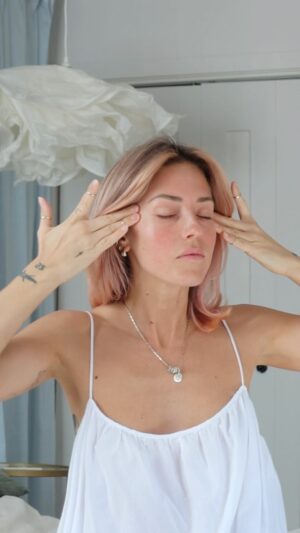 Pézie Beaudin Instagram - J'ai eu la chance d'essayer en primeur la toute nouvelle gamme Intensive Pro-Collagen  d'Institut Esthederm @esthedermcanada et, une fois de plus, je suis tombée amoureuse de ces soins. Utilisés ensemble, j'ai vraiment l'impression que le sérum et la crème ont permis de redéfinir naturellement le contour de mon visage 

 #pub  #partenariat