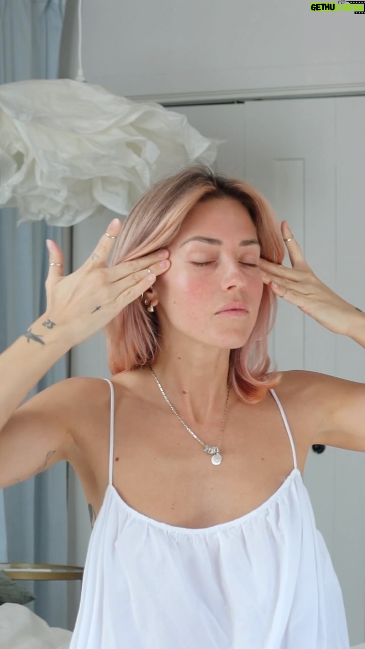 Pézie Beaudin - 3 Likes - J'ai eu la chance d'essayer en primeur la toute nouvelle gamme Intensive Pro-Collagen d'Institut Esthederm @esthedermcanada et, une fois de plus, je suis tombée amoureuse de ces soins. Utilisés ensemble, j'ai vraiment l'impression que le sérum et la crème ont permis de redéfinir naturellement le contour de mon visage
#pub #partenariat