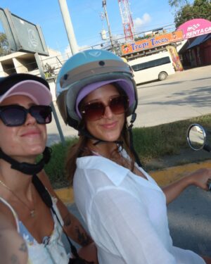 Pézie Beaudin Instagram - tulum : des selfies / beaucoup de temps à nourrir les chiens / des heures de scooter / piscine, piscine, piscine / et un flat