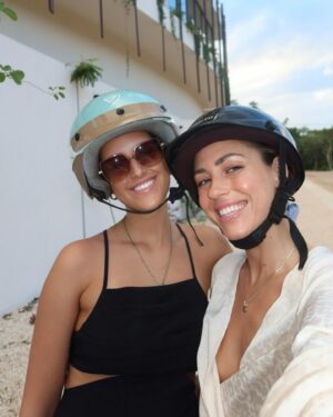 Pézie Beaudin Instagram - tulum : des selfies / beaucoup de temps à nourrir les chiens / des heures de scooter / piscine, piscine, piscine / et un flat
