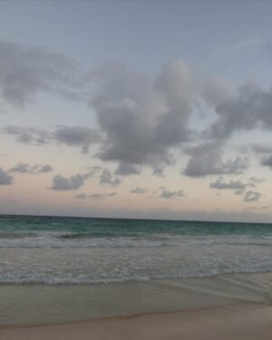 Pézie Beaudin Instagram - les plages ici sont out of this world