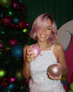 Pézie Beaudin Instagram - 🎄CONCOURS TERMINÉ MAGASINAGE PLACE DE LA CITÉ 🎄

Je suis allée faire un tour au Village du Grincheux (j’adooooore le Grinch) à la @placedelacite et l’espace est tellement féérique! Vous devez absolument faire un tour, c’est magique! 

Tu aimerais gagner une carte-cadeau de 200$ à dépenser à la Place de la Cité et, par le fait même, venir visiter le Village du Grincheux? Et bien, c’est juste ici! 

Comment participer : 

1. Suivre @placedelacite et @pezie.beaudin 
2. Tag tes ami(e)s (un commentaire = une participation) donc plus tu commentes, plus tu as de chances de gagner

Bonne chance
Bisous

Le concours se termine le 20 décembre 2023, à 23h59

#pub