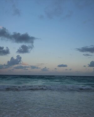 Pézie Beaudin Instagram - les plages ici sont out of this world