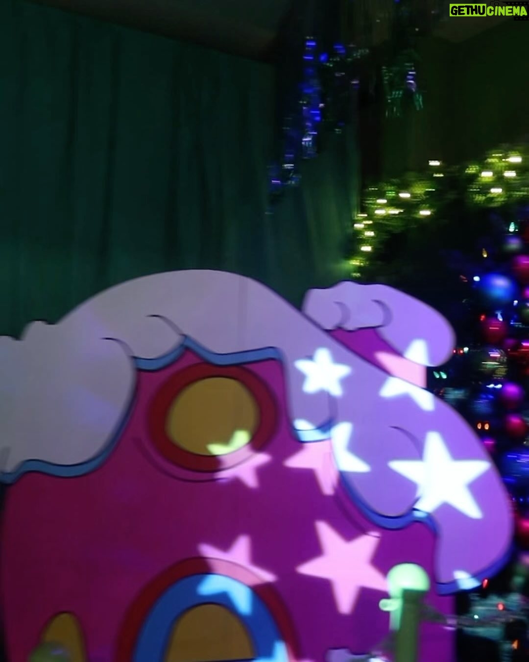 Pézie Beaudin - 3 Likes - 🎄CONCOURS TERMINÉ MAGASINAGE PLACE DE LA CITÉ 🎄
Je suis allée faire un tour au Village du Grincheux (j’adooooore le Grinch) à la @placedelacite et l’espace est tellement féérique! Vous devez absolument faire un tour, c’est magique!
Tu aimerais gagner une carte-cadeau de 200$ à dépenser à la Place de la Cité et, par le fait même, venir visiter le Village du Grincheux? Et bien, c’est juste ici!
Comment participer :
1. Suivre @placedelacite et @pezie.beaudin
2. Tag tes ami(e)s (un commentaire = une participation) donc plus tu commentes, plus tu as de chances de gagner
Bonne chance
Bisous
Le concours se termine le 20 décembre 2023, à 23h59
#pub