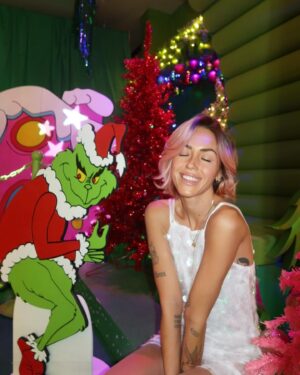 Pézie Beaudin Instagram - 🎄CONCOURS TERMINÉ MAGASINAGE PLACE DE LA CITÉ 🎄

Je suis allée faire un tour au Village du Grincheux (j’adooooore le Grinch) à la @placedelacite et l’espace est tellement féérique! Vous devez absolument faire un tour, c’est magique! 

Tu aimerais gagner une carte-cadeau de 200$ à dépenser à la Place de la Cité et, par le fait même, venir visiter le Village du Grincheux? Et bien, c’est juste ici! 

Comment participer : 

1. Suivre @placedelacite et @pezie.beaudin 
2. Tag tes ami(e)s (un commentaire = une participation) donc plus tu commentes, plus tu as de chances de gagner

Bonne chance
Bisous

Le concours se termine le 20 décembre 2023, à 23h59

#pub