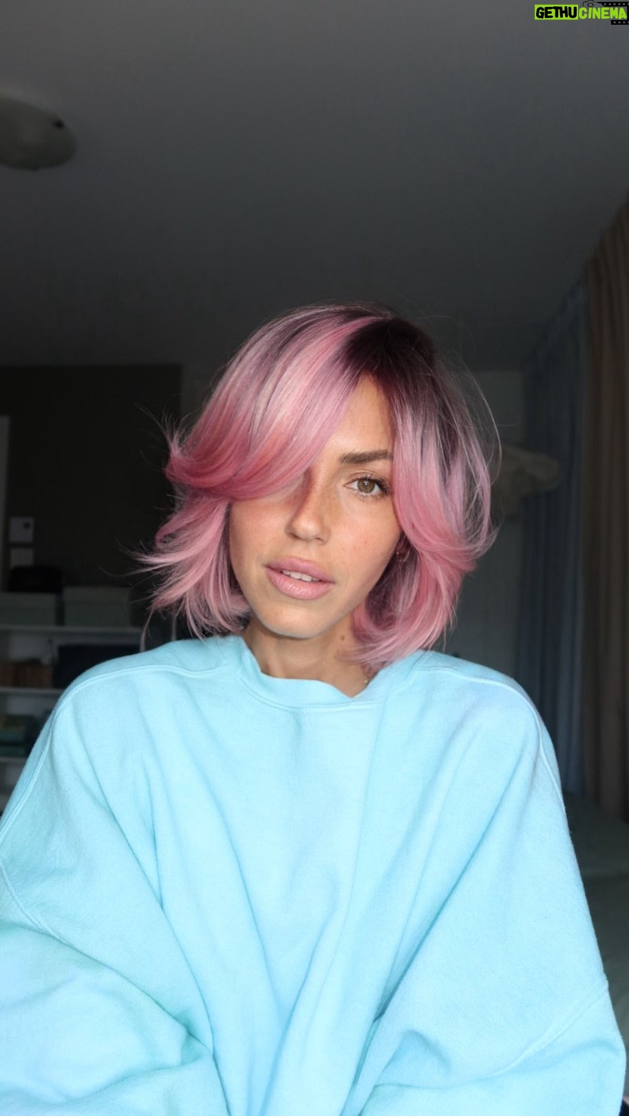 Pézie Beaudin - 3 Likes - Je viens tout juste de faire la coloration de mes cheveux avec la gamme Creative de Got2B de chez @pjcjeancoutu et j’ai un immense coup de cœur pour le résultat. La couleur est juste parfaite! Un petit rose pastel comme j’aime. En plus, l’application est tellement facile! Tu peux te la procurer dans les pharmacies Jean Coutu participantes ou en ligne sur le site Web de Jean Coutu. 💖 @pjcjeancoutu @got2b
#partenaire_jeancoutu #ad