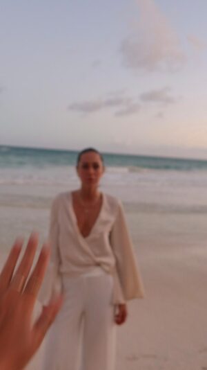 Pézie Beaudin Instagram - tulum/ CE QUE J'AI ❤️ ET 💔

❤️ mon vol à 300$ (aller-retour) avec FlairAirline

notre premier airbnb (mistiq temple 2) 
    : au milieu de la jungle / incroyablement tranquille / café-resto santé délicieux sur place 
--- : difficile d'accés / loin de la ville et de la plage

notre première journée à la plage 
    : dans les plus belle plages que j'ai vue
--- : l'accés est difficile si tu ne connais pas le coin / te charger pour y accéder alors que c'est gratuit