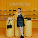 Phatchatorn Thanawat Instagram – Bouncy Tabby มาถึงลาน Parc Paragon แล้ว!! อยากชวนเพื่อนๆ มาช๊อปกระเป๋าคอลเลคชั่นใหม่ที่ The Coach Tabby Shop และร่วมสนุกกับบ้านลม Bouncy Tabby และแลกรับไอศครีมรูปกระเป๋า Tabby สุดคิ้วท์ ตั้งแต่วันนี้ – 3 พฤษภา 67
Come visit the giant bouncy Tabby and try the Tabby Ice Cream inspired by the colors of the new collection!!

 #CoachNY #FindYourCourage