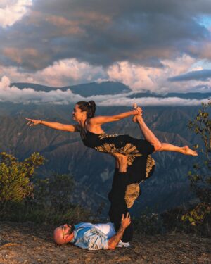 Pía Sanz Instagram - Si amas lo que haces y te hace sentir que estás en las nubes, entonces estás haciendo las cosas bien…

El mejor equipo 🤸🏼‍♀️ @pablodaronco 📸 @danielarued