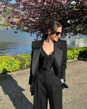 Pia Tjelta Instagram - Til alle dere fem som har spurt hvor antrekket er fra: Smoking fra @ysl Den har jeg spart til i sånn ca ett år til info. Øredobber, cuffs og veske er også fra @ysl og øvrige smykker fra @ec.1914 som jeg er ambassadør for, så det er #reklame. Sko fra @jimmychoo og topp fra @dorotheeschumacher kjøpt to timer før @hoyerbergen @tomaserdismakeup sto for trynet før jeg kokte over 🖤🖤