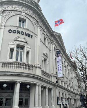 Pia Tjelta Instagram - Troika som nærmer seg siste spilleuke i London på magiske @thecoronettheatre
