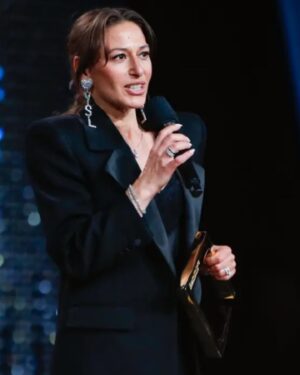 Pia Tjelta Instagram - Til alle dere fem som har spurt hvor antrekket er fra: Smoking fra @ysl Den har jeg spart til i sånn ca ett år til info. Øredobber, cuffs og veske er også fra @ysl og øvrige smykker fra @ec.1914 som jeg er ambassadør for, så det er #reklame. Sko fra @jimmychoo og topp fra @dorotheeschumacher kjøpt to timer før @hoyerbergen @tomaserdismakeup sto for trynet før jeg kokte over 🖤🖤