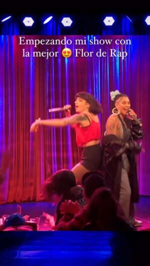 Piare Instagram - Abriendo el show con esta tremenda mujer tan apañadora y para qué mencionar lo talentosa!!! La inmarchitable @florderap 
También tengo el honor de contarte que es la primera invitada a mi PODCAST CON PE. Si todo sale bien, el viernes se estrena!!! Atenti ❤️ anda a votar por ella para los premios PULSAR!! 
 
Yo hace un año más o menos, quizás un poco más, que uso esa canción de ella para abrir mi show porque es lejos la más prendida que encontré, es que canta con mucha potencia!! Y este sábado iniciar el show con ella cantándola!! Que lindos esos momentos inolvidables que te regala la vida. Era fuego bar en ese momento! 

Imagínate algo así ensayado? Ooooooh, esto fluyó no ma ♥️♥️♥️♥️