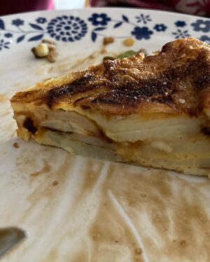 Pilar Gamboa Instagram - La herencia 
Hace dos meses que  murió mi mamá. El jueves fui a la casa a ver a mi papá y le pedí llevarme la sartén de tortilla. Mi vieja  hacía la mejor tortilla del planeta, no exagero, su tortilla era una obra maestra. Mi papá me dijo, fíjate, es la que tiene la bolsita amarilla. (?) la guardaba así, porque la sartén de tortilla no se lava, es sacrilegio hacerlo. 
Y yo ya me mandé una tortilla porque las ganas de charlar con ella no me entran en el cuerpo. Porque hace dos meses que no la veo y siento que van ya ocho años; el dolor distorsiona las medidas del tiempo.
Vasca, sé que estás orgullosa de este ejemplar, que me quedó jugosa y la papa en el punto justo, capaz que medio quemadita de aquel lado, si. . Donde sea que estés te debés estar riendo con esa risa tan tuya. Cómo dice mi amiga Valerita, las mamás buenas no deberían morir nunca.