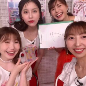 Pile Instagram - .
おそくなりましたが
ラブライブ!TVアニメ１０周年記念
イベント振り返り生放送❤️
ありがとうございました❤️
楽屋はうるさいし1時間じゃ足りないし
りぴとうっちーが買ってきてくれたミルクティーはおいしいし、変わらずの幸せ空間でした❤️
トークは相変わらずコーナーもふっとばし、
最後は笑いすぎて頭痛くなってましたが
楽しんでいただけましたか？😂
かざりは別として…笑
グッズもまた沢山なのでゲットしてね✨
そして、オーケストラコンサートも年明けすぐにありますし、その前にもオーバーシーズイベントやその他盛りだくさんなので
皆さんにあえるのを楽しみにしてます✨
そういえば！！！！
ラブライブ!とパ・リーグがコラボしてますね✨
私達は千葉ロッテマリーンズとコラボです！
野球も楽しんでね⚾！！
#ラブライブ　#lovelive #μʼs