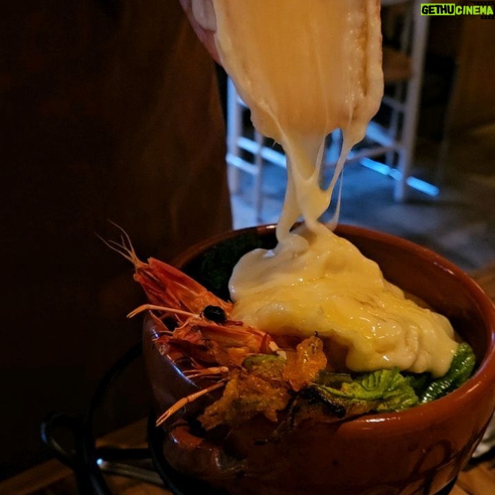 Pile Instagram - . 🇰🇷へ戻る前にチーズCheeseチーズ🧀‼😸🩷 もう何度目になるかな🤍 ここのカルパッチョが大好きで お姉さんとワインと共に美容の話をしながら🥂 チーズの中で作ってくれるパスタが クリーミーチーズ明太子パスタに変わってたの🥺 前のカルボナーラもおいしかったんだけど たらこパスタペロリでした🥺🩷 ワインもたくさん種類あるので おすすめです🩷是非言ってみてね🤍 デートの方も多めだよ😸🩷😸 #Cheese Tavern CASCINA #恵比寿デート #恵比寿グルメ #炎のチーズパスタ #Cheese Tavern CASCINA #PR #ラクレットチーズ