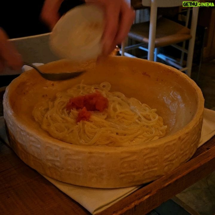 Pile Instagram - . 🇰🇷へ戻る前にチーズCheeseチーズ🧀‼😸🩷 もう何度目になるかな🤍 ここのカルパッチョが大好きで お姉さんとワインと共に美容の話をしながら🥂 チーズの中で作ってくれるパスタが クリーミーチーズ明太子パスタに変わってたの🥺 前のカルボナーラもおいしかったんだけど たらこパスタペロリでした🥺🩷 ワインもたくさん種類あるので おすすめです🩷是非言ってみてね🤍 デートの方も多めだよ😸🩷😸 #Cheese Tavern CASCINA #恵比寿デート #恵比寿グルメ #炎のチーズパスタ #Cheese Tavern CASCINA #PR #ラクレットチーズ