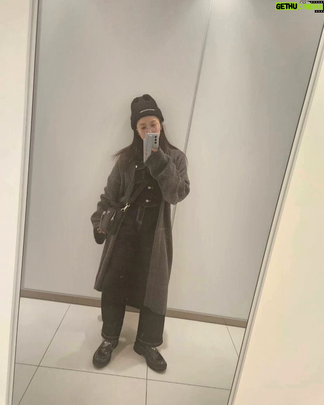 Pile Instagram - . プチプラでお馴染みのSHEINで春服をゲットしたので紹介したいとおもいます✨ @shein_japan @sheinofficial この日はさっそくDAZYのランタンスリーブ セーラーカラーブラウス を着て仕事へ行ったよー!👍️ 商品コードは30262349🍒 襟が大きくてゆったりしててデニムにインしたよー✨ 12284407のデニムのセットアップも可愛くて重宝しそうです👖❤️ 他にもお布団とか1リットルはいるタンブラーとか色々とゲットしたよー!✨ 同じものが気になる方のために商品コード載せておくね✨ SHEINのアプリで商品IDを検索すると簡単に出てくるよ❤️ 🍒16187490 ミニ薔薇おふとんセット 🍒21394466 スクエアネック クロップトップ & スカート 🍒28174623 大容量ステンレス スチール製 保温タンブラー 🍒15293469 プリーツデザイン ハイウエスト ワイドパンツ 🍒12045678 パフスリーブ シャツ 🍒30262349 ランタンスリーブ セーラーカラーブラウス 🍒12284407 デニムジャケット&ワイドレッグジーンズ 🍒14780041 ボタンフロント ロングドレス クーポンコードもいただいたので安くゲットしようー! クーポンコード:Pile2024 だよ✨ いいね、保存、シェア、おそろい大歓迎☺️ ゲットした方是非是非コメントお待ちしております🍒 #PR #SHEIN #SHEINforAll #loveshein #saveinstyle #ad