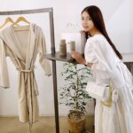 Pile Instagram - パックが良くて人気のabibのPOP UP STOREにお邪魔してきたよー！✨ 店内も可愛くて、新しいフレグランスラインのシリーズが飾ってありました🤍 香りもabibらしく木とかハーブとかイチジクの香りを使っていて癒される自然な香りで、是非試したい香りでした🤍 一日の終わりに小さな幸せをプレゼントするAbibフレグランスシリーズ 🌿Type:the unique ordinary🌿 期間限定で明日までなので🇰🇷にいる方は 是非立ち寄ってね🩷 カフェもあったりとソンスはホットプレイスなので是非是非です🤍🤍 #PR #abib #アビブ #フレグランス #Abibpopupstore #theuniqueordinary #cosmetic #성수
