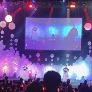 Pile Instagram - .
３日目
ラブライブ!オーバーシーズイベンツ！
キックオフミーティング❤️も！
ありがとうございました！！
なんと３日目が一番歌い踊る💃という。
こちらも関係者席を解放してほぼ満席！
2/9はなかなかだったけど久しぶりの曲も披露し
ふたりだからこそむしろフォーメーションが組めなくても踊れたのでダンスを多めにしました🤣❤️笑
多めというかほぼ踊ったような…🤔笑
そして、コーナーでは海外を振り返ったりプロデューサーさんの組むライブセトリでくぅーっ！ってなったりまた違った楽しみ方がありましたね！！
台北、ソウル、広州が発表されましたが第一弾。
皆に会いに行くよ❤️🏃‍♀️！
.
.
.
メンバーがこのひはふたりだったので衣装でカバーしたんじゃないくらいきらきらのもりもりでした🤣❤️
まだの方はストリーミングで確認してみてね🤣
会場も風船で幻想的で可愛いし
穂乃果ソロは泣きそうになるし
真姫ソロは相変わらず一択だし🤣
ちなみにうちの母はBiBiのSilent Tonightが好きらしいです。
一昨日会ったら歌ってました🤣
.
.
.
皆パスポートの用意は出来てる～？✈️笑
.

#lovelive #ラブライブ #loveliveoverseasevents #μʼs #μs