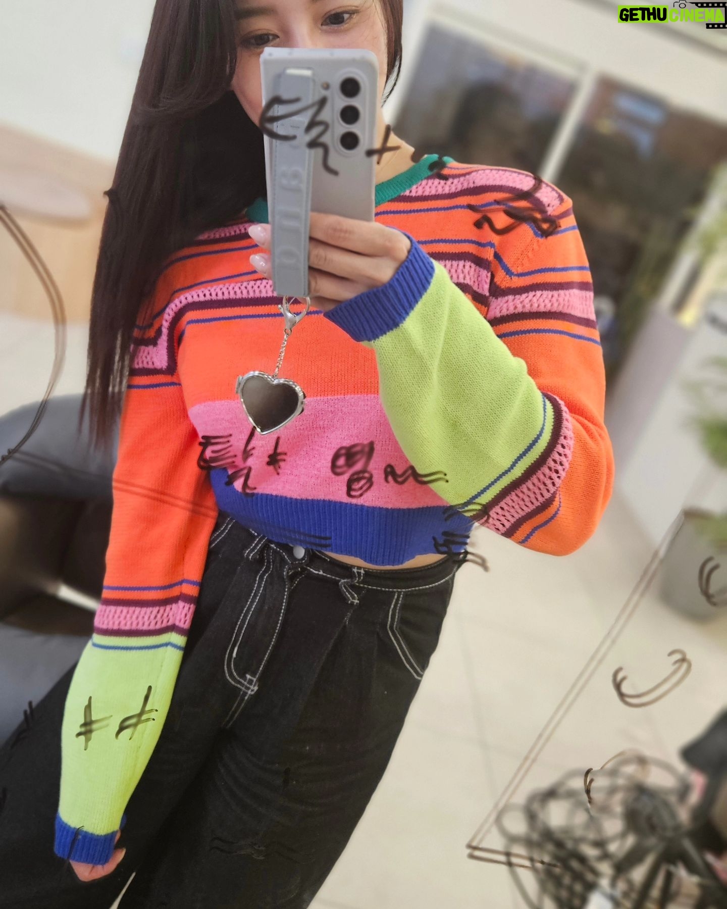 Pile Instagram - . カラーリングやパーマーの周期に合わせて 補修と改善をする髪質改善をしに! 改善というか、補修トリートメントをしながら縮毛をかけるかんじかなー?🤔 でも髪はまっすぐ束になるのでストレート好みのかたにはいいかも!! 馬のしっぽみたいにまとまってる🐎 今後どうやってケアすればいいかも教えてくれるから👍️