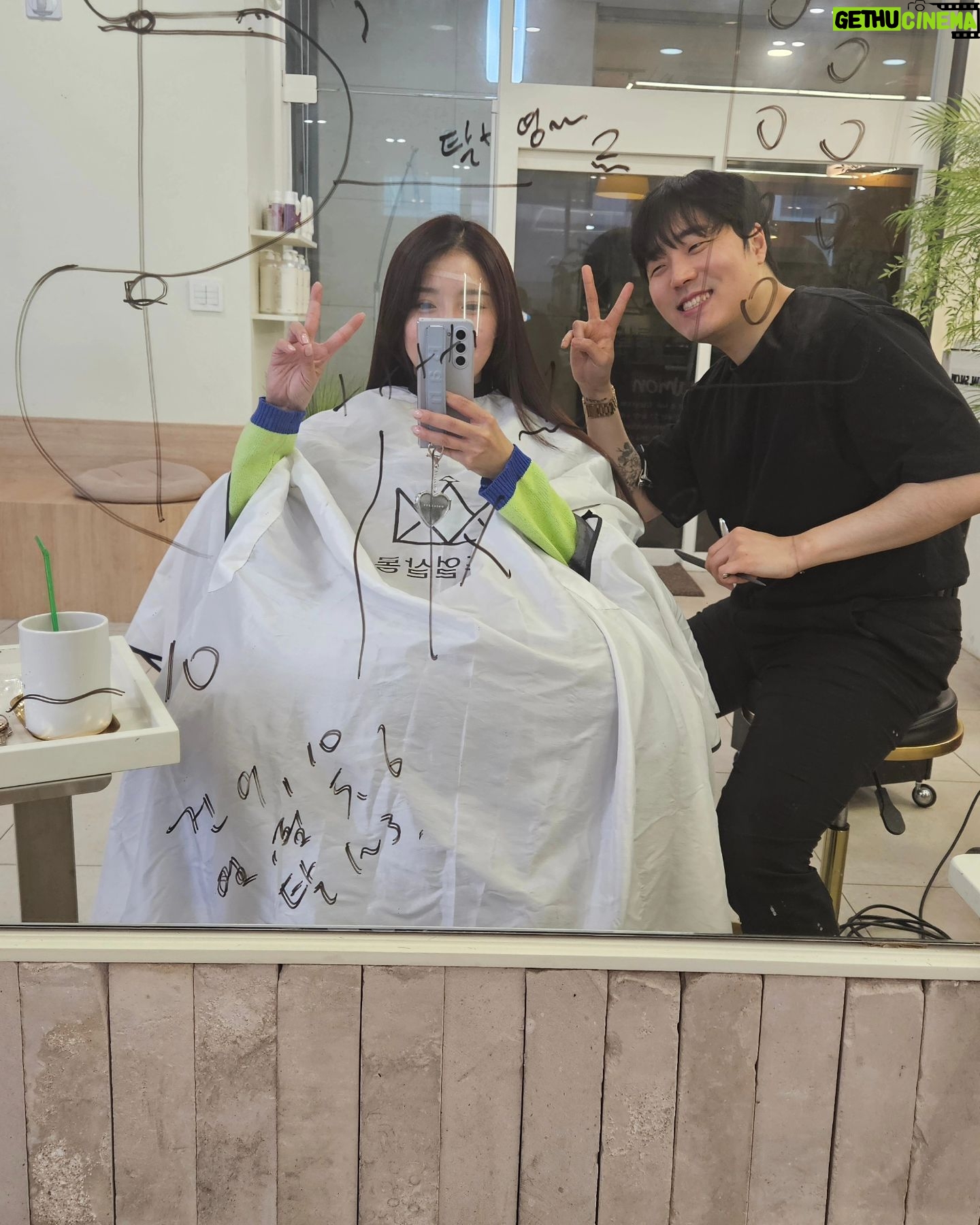 Pile Instagram - . カラーリングやパーマーの周期に合わせて 補修と改善をする髪質改善をしに! 改善というか、補修トリートメントをしながら縮毛をかけるかんじかなー?🤔 でも髪はまっすぐ束になるのでストレート好みのかたにはいいかも!! 馬のしっぽみたいにまとまってる🐎 今後どうやってケアすればいいかも教えてくれるから👍️