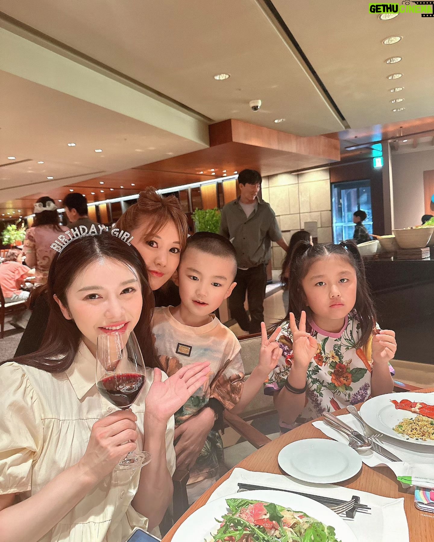 Pile Instagram - . もうほぼ家族みたいなれなと かわいい優しい家族と お誕生日を2回もお祝いしてもらいました❤️ ぴーちゃん、ぴーちゃんて呼ばれてて なんかくすぐったい🤣 皆でTシャツもお揃いでした🤣❤️ ホントにありがとう😆💕
