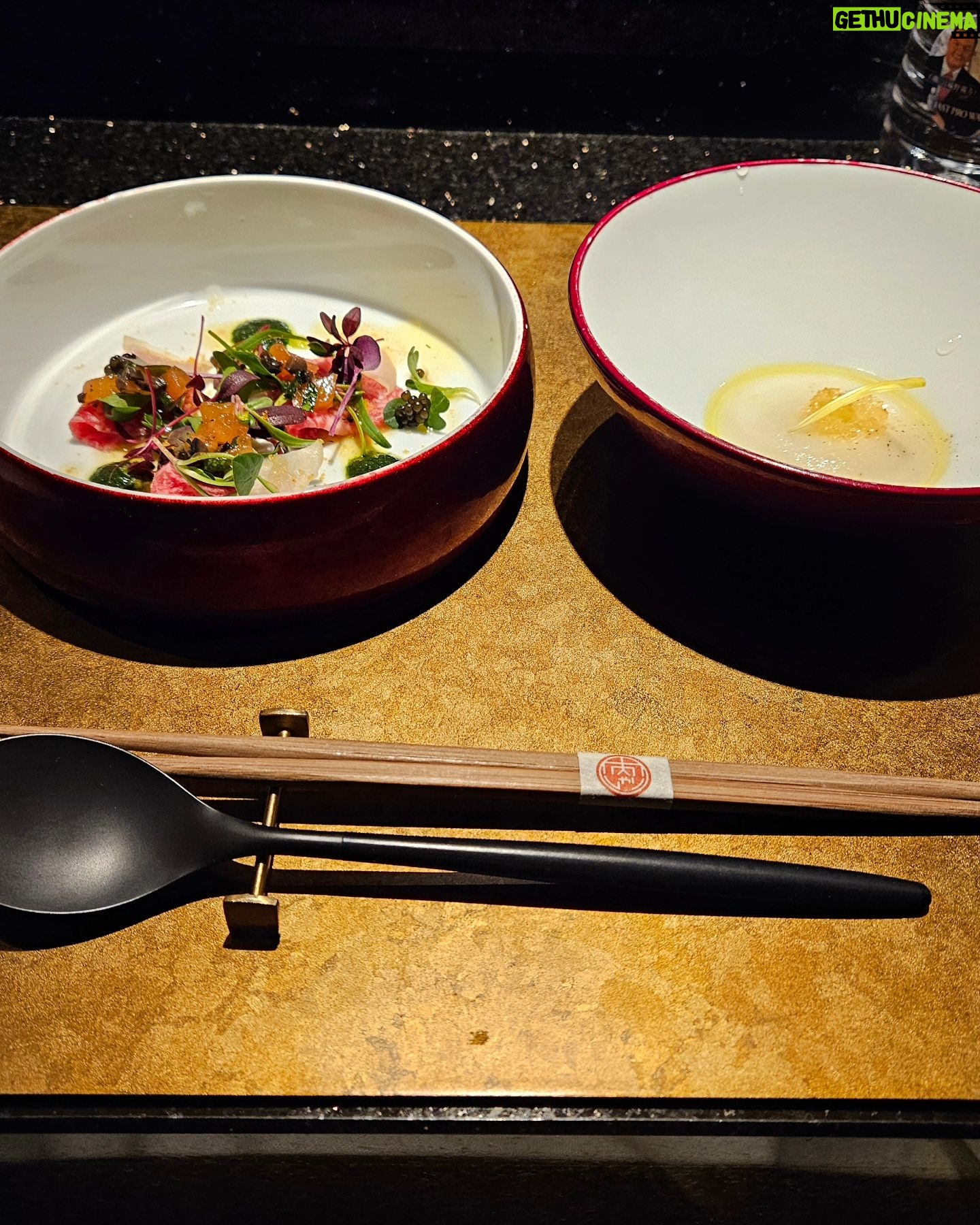 Pile Instagram - . なかなか外でご飯を食べる機会がなかったので 久々のお外ご飯! LINEすると一度お店の体験が出来るとのことで 無添加や、腸内環境に焦点を当ててる😮ごはんやさんで友達とディナー🐮🤍🫧 初めに糖質ブロックを飲んだり酵素を飲んだりしてばっちり準備してからのご飯🫧 罪悪感0で🫶🏻 全部美味しかったんだけどうちゅうの夜明けっていう京都の卵の茶碗蒸しとマカしゃぶしゃぶがおいしくてびっくり!マカって生姜みたいなの知らなかったよ🫠 パフォーマンスもあったりして楽しい時間になった🫶🏻🤍 #PR #肉しゃり #麻布十番 #麻布 #グルテンフリー #nongmo