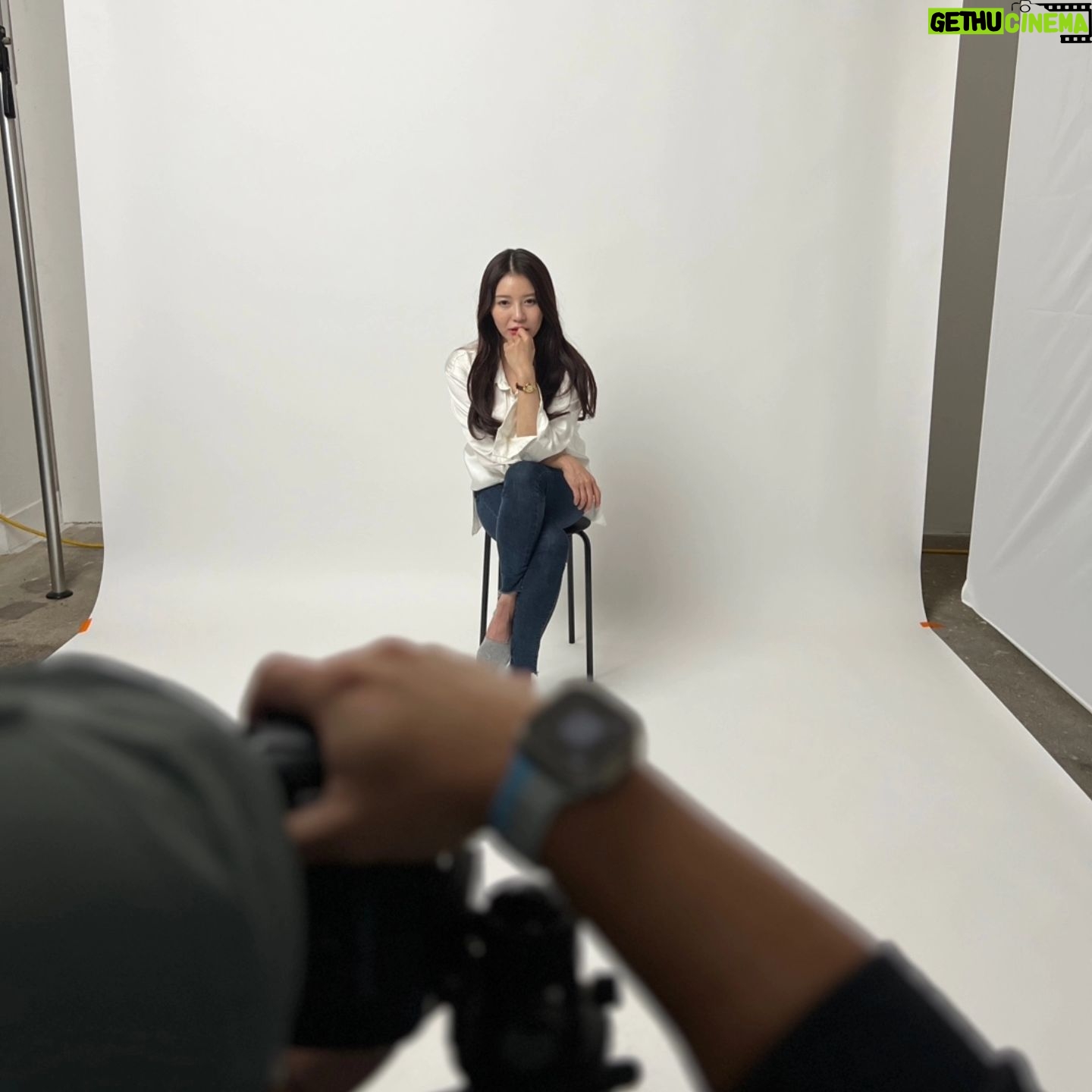 Pile Instagram - . フィルム写真に触れるいい機会でした📷 白黒で撮ったり 他にもプロフィールも撮ってもらえます😌 暗室で自分で現像体験もできるよ、、、! ボディプロフィール撮るかたは 横で運動できるようになってます。笑 @studio_kkam ソンスにあるから時間ある方はいってみて😌🌸