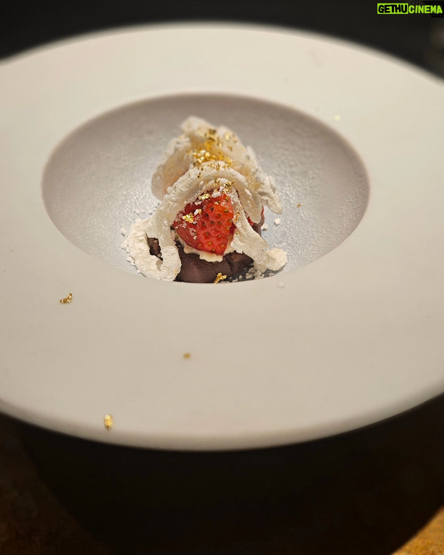 Pile Instagram - . なかなか外でご飯を食べる機会がなかったので 久々のお外ご飯! LINEすると一度お店の体験が出来るとのことで 無添加や、腸内環境に焦点を当ててる😮ごはんやさんで友達とディナー🐮🤍🫧 初めに糖質ブロックを飲んだり酵素を飲んだりしてばっちり準備してからのご飯🫧 罪悪感0で🫶🏻 全部美味しかったんだけどうちゅうの夜明けっていう京都の卵の茶碗蒸しとマカしゃぶしゃぶがおいしくてびっくり!マカって生姜みたいなの知らなかったよ🫠 パフォーマンスもあったりして楽しい時間になった🫶🏻🤍 #PR #肉しゃり #麻布十番 #麻布 #グルテンフリー #nongmo