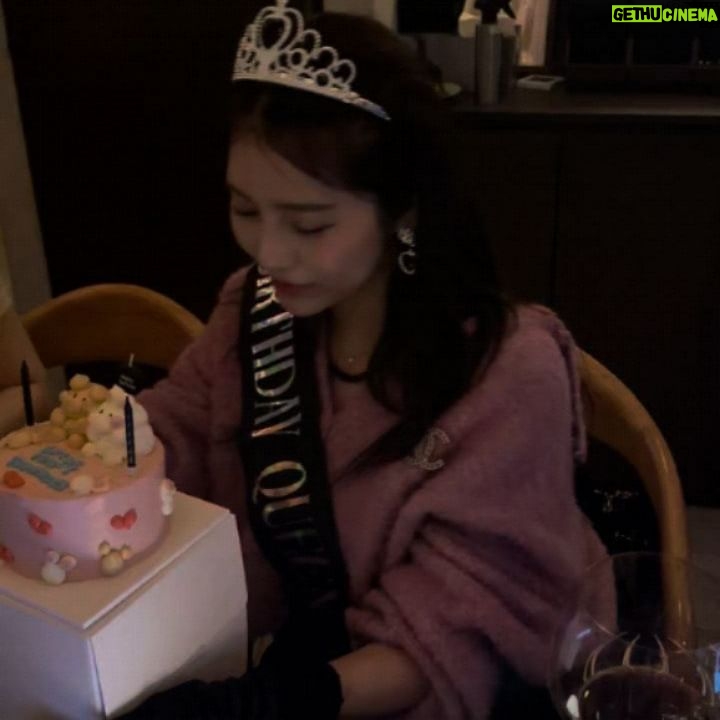 Pile Instagram - @arch__seoul で美女たちにお祝いしてもらいました☺️🤍🩷 お誕生日投稿続いてすみません🥹🩵 コンジュセット(ティアラセット)も初めてで👸 素敵なプレゼントももらって、幸せでした😌🩷🤍 皆との写真が横切れちゃうので載せれなかったけどごはんもおいしくて🩷🩷 いつもありがとう これからもよろしくね、と🌈🩷🩷 気遣いの出来る素敵な女性達に囲まれて🤍🩷 ワインもいただいてありがとうございました🩷🩷 @jeeeun_16 #hbd #bd #birthday #誕生日 #생일 #生日快樂 #archseoul