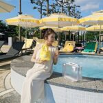 Pile Instagram - . いい天気💛💛!! . . 夏が来たようなお天気の日に、私自身もオイルセラムをはじめお気に入りで大好きなd'Albaさんに招待してもらい、ホテルバンヤンツリーに行ってきました🤍💛 . d'Albaの新商品のモデリングパックなど新商品のキチンとした使い方など学んで世界観に引き込まれたまま、ご厚意でバンヤンツリーソウルのホテルのプールに招待してもらい、女子3人で楽しんできたよ🤍💛 可愛かった～🥺！！ . 今回めちゃくちゃかわいいメガ割りのセットである夏のお出掛けセット！☀ バッグの中にセラムとトーンアップする日焼け止めシリーズもサンプルもたくさん入ってて韓国でホワイトトリュフのオイルセラムが1 1の時の価格！！ ぜひ試してみてね💛 私は既にこちらのメイクさんに勧められてスプレーはメイク後の仕上げに日常的に振ってるし、トーンアップ日焼け止めクリームは韓国で発売後すぐゲットして使ってるものだよ🥰🥰 . 色んなアイテムを楽しくよく知って、 お水パチャパチャして、お日様浴びて 楽しい1日でした🌼🌼 . @dalba_piedmont @dalba_global 초대해주셔서 고맙습니다~🤍💛💛!! . #ダルバ #ダルバuvカット #uvカット #gifted #dalba #whitetruffle #banyantreeclubandspaseoul