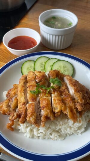 Pim Bubear Instagram - FRIED CHICKEN WITH RICE - ข้าวมันไก่ทอด 

Definitely one of my top 3 favourite dishes back home in Thailand !
Made this last week and it was so satisfying 🫰🏼💛

Ingredients :

Chicken thighs deboned
Oyster sauce 
Salt 
Coriander seeds
Soy sauce 
Flour 
Cold water 
Ginger minced and sliced
Garlic minced and whole 
Rice 
Chicken stock 
Oil (175 degrees) 

Soup :
Chicken bones 
Knorr // bouillon 
Soy sauce 
Coriander 
Black pepper seeds whole 
White pepper

#chickenrice #thaifood #streefood #rice #friedchicken #cooking #foodie #comfortfood