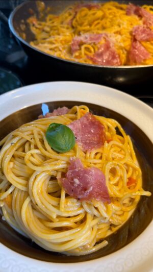 Pim Bubear Instagram - Easy tomato cream salami pasta 🥰