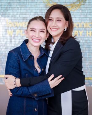Pimonwan Hoonthongkam Instagram - ขอบคุณพี่นก สินจัย
ที่เลือกให้ #เคสพี่ปุ้ยดูแลค่ะ 

หลังทำ 3 อาทิตย์นะคะ 
พี่นกเลือกทำ 3หัตถการพร้อมกันแก้ไขหนังตาตกด้วยวิธีซ่อนแผลไว้ใต้คิ้ว ผ่าตัดถุงไขมันใต้ตา   ตัดหนังส่วนเกินบริเวณใต้ตา (เคสแก้ เคยทำมาจากที่อื่น) และดึงหน้า 2 ส่วน บริเวณใบหน้าช่วงกลาง  ใบหน้าช่วงล่าง