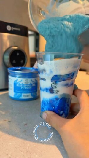 Pimonwan Hoonthongkam Instagram - #erewhon ไหนลองปั่นเองซิ 
ก็อร่อยได้ประโยชน์น่ะสิคะ ☺️✌🏻
Coconut  Cloud Smoothie 🥥 🌴 ⛅️☁️ 
@organic_seeds X @fernally_ 
กิจกรรมปั่น Smoothie หลังคลาส ที่ @curvebkk 

#erewhon
Almond Milk 
 pineapple frozen  110 g.
 banana frozen 110 g.
 avocado frozen 110 g.
 almond butter 
 vanilla collagen 
 Coconut Milk 150 g.
Blue Spirulina powder 2g.
@organic_seeds 🩵