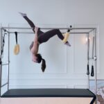 Pimonwan Hoonthongkam Instagram - Pilates วันนี้เปิดประสบการณ์มากค่ะ ถูกครูเมอร์คนสวย @privatetreat_studio จับมาจัดระเบียบร่างกาย จริงๆเป็นคนยืนตัวไม่ตรงค่ะ ด้วยกิจวัตรที่นั่งไขว่ห้างขวาทับซ้ายเนี่ย มันทำให้เอวโยกมาทางซ้ายซะเยอะ ตึงใต้ก้นขวาจี๊ดๆ และเวลายืนลงน้ำหนักทางขาซ้ายเสียเยอะ ที่นี่มีนักกายภาพที่เป็นครูพิลาทิศด้วย 2 คนในร่างเดียว ☺️ มองปร๊าดเดียวจัดโปรแกรมให้เล่นปรับสรีระให้อยู่ในมุมที่ถูกต้อง อื้อหือ โอ้โห โดนนนมากกก เรียกว่าเผาแคลแบบมีประสิทธิภาพเลยล่ะ จบคลาส ลองยืนตรงดูใหม่ เอ้อ..รู้สึกถึงขาขวามีกำลังขึ้นมาบ้างเลยค่ะ ร่างกายรู้จักย้ายเอวกลับเข้าไปทางขวามากขึ้น ทำให้การยืน เดิน นั่ง ร่างกายมันเข้าที่ลำตัวไม่คด สบายตัวขึ้น ใครกำลังมีปัญหา ลองดูนะคะ เป็นโปรแกรม Pilates ที่ช่วยพัฒนาแก้ไขปัญหากล้ามเนื้อได้ตรงจุดดีมากๆ 🌸 @privatetreat_studio 🌸
