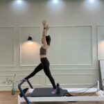 Pimonwan Hoonthongkam Instagram - Pilates วันนี้เปิดประสบการณ์มากค่ะ ถูกครูเมอร์คนสวย @privatetreat_studio จับมาจัดระเบียบร่างกาย จริงๆเป็นคนยืนตัวไม่ตรงค่ะ ด้วยกิจวัตรที่นั่งไขว่ห้างขวาทับซ้ายเนี่ย มันทำให้เอวโยกมาทางซ้ายซะเยอะ ตึงใต้ก้นขวาจี๊ดๆ และเวลายืนลงน้ำหนักทางขาซ้ายเสียเยอะ ที่นี่มีนักกายภาพที่เป็นครูพิลาทิศด้วย 2 คนในร่างเดียว ☺️ มองปร๊าดเดียวจัดโปรแกรมให้เล่นปรับสรีระให้อยู่ในมุมที่ถูกต้อง อื้อหือ โอ้โห โดนนนมากกก เรียกว่าเผาแคลแบบมีประสิทธิภาพเลยล่ะ จบคลาส ลองยืนตรงดูใหม่ เอ้อ..รู้สึกถึงขาขวามีกำลังขึ้นมาบ้างเลยค่ะ ร่างกายรู้จักย้ายเอวกลับเข้าไปทางขวามากขึ้น ทำให้การยืน เดิน นั่ง ร่างกายมันเข้าที่ลำตัวไม่คด สบายตัวขึ้น ใครกำลังมีปัญหา ลองดูนะคะ เป็นโปรแกรม Pilates ที่ช่วยพัฒนาแก้ไขปัญหากล้ามเนื้อได้ตรงจุดดีมากๆ 🌸 @privatetreat_studio 🌸