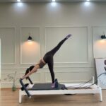 Pimonwan Hoonthongkam Instagram - Pilates วันนี้เปิดประสบการณ์มากค่ะ ถูกครูเมอร์คนสวย @privatetreat_studio จับมาจัดระเบียบร่างกาย จริงๆเป็นคนยืนตัวไม่ตรงค่ะ ด้วยกิจวัตรที่นั่งไขว่ห้างขวาทับซ้ายเนี่ย มันทำให้เอวโยกมาทางซ้ายซะเยอะ ตึงใต้ก้นขวาจี๊ดๆ และเวลายืนลงน้ำหนักทางขาซ้ายเสียเยอะ ที่นี่มีนักกายภาพที่เป็นครูพิลาทิศด้วย 2 คนในร่างเดียว ☺️ มองปร๊าดเดียวจัดโปรแกรมให้เล่นปรับสรีระให้อยู่ในมุมที่ถูกต้อง อื้อหือ โอ้โห โดนนนมากกก เรียกว่าเผาแคลแบบมีประสิทธิภาพเลยล่ะ จบคลาส ลองยืนตรงดูใหม่ เอ้อ..รู้สึกถึงขาขวามีกำลังขึ้นมาบ้างเลยค่ะ ร่างกายรู้จักย้ายเอวกลับเข้าไปทางขวามากขึ้น ทำให้การยืน เดิน นั่ง ร่างกายมันเข้าที่ลำตัวไม่คด สบายตัวขึ้น ใครกำลังมีปัญหา ลองดูนะคะ เป็นโปรแกรม Pilates ที่ช่วยพัฒนาแก้ไขปัญหากล้ามเนื้อได้ตรงจุดดีมากๆ 🌸 @privatetreat_studio 🌸