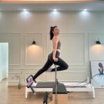 Pimonwan Hoonthongkam Instagram - Pilates วันนี้เปิดประสบการณ์มากค่ะ ถูกครูเมอร์คนสวย @privatetreat_studio จับมาจัดระเบียบร่างกาย จริงๆเป็นคนยืนตัวไม่ตรงค่ะ ด้วยกิจวัตรที่นั่งไขว่ห้างขวาทับซ้ายเนี่ย มันทำให้เอวโยกมาทางซ้ายซะเยอะ ตึงใต้ก้นขวาจี๊ดๆ และเวลายืนลงน้ำหนักทางขาซ้ายเสียเยอะ ที่นี่มีนักกายภาพที่เป็นครูพิลาทิศด้วย 2 คนในร่างเดียว ☺️ มองปร๊าดเดียวจัดโปรแกรมให้เล่นปรับสรีระให้อยู่ในมุมที่ถูกต้อง อื้อหือ โอ้โห โดนนนมากกก เรียกว่าเผาแคลแบบมีประสิทธิภาพเลยล่ะ จบคลาส ลองยืนตรงดูใหม่ เอ้อ..รู้สึกถึงขาขวามีกำลังขึ้นมาบ้างเลยค่ะ ร่างกายรู้จักย้ายเอวกลับเข้าไปทางขวามากขึ้น ทำให้การยืน เดิน นั่ง ร่างกายมันเข้าที่ลำตัวไม่คด สบายตัวขึ้น ใครกำลังมีปัญหา ลองดูนะคะ เป็นโปรแกรม Pilates ที่ช่วยพัฒนาแก้ไขปัญหากล้ามเนื้อได้ตรงจุดดีมากๆ 🌸 @privatetreat_studio 🌸