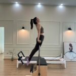 Pimonwan Hoonthongkam Instagram - Pilates วันนี้เปิดประสบการณ์มากค่ะ ถูกครูเมอร์คนสวย @privatetreat_studio จับมาจัดระเบียบร่างกาย จริงๆเป็นคนยืนตัวไม่ตรงค่ะ ด้วยกิจวัตรที่นั่งไขว่ห้างขวาทับซ้ายเนี่ย มันทำให้เอวโยกมาทางซ้ายซะเยอะ ตึงใต้ก้นขวาจี๊ดๆ และเวลายืนลงน้ำหนักทางขาซ้ายเสียเยอะ ที่นี่มีนักกายภาพที่เป็นครูพิลาทิศด้วย 2 คนในร่างเดียว ☺️ มองปร๊าดเดียวจัดโปรแกรมให้เล่นปรับสรีระให้อยู่ในมุมที่ถูกต้อง อื้อหือ โอ้โห โดนนนมากกก เรียกว่าเผาแคลแบบมีประสิทธิภาพเลยล่ะ จบคลาส ลองยืนตรงดูใหม่ เอ้อ..รู้สึกถึงขาขวามีกำลังขึ้นมาบ้างเลยค่ะ ร่างกายรู้จักย้ายเอวกลับเข้าไปทางขวามากขึ้น ทำให้การยืน เดิน นั่ง ร่างกายมันเข้าที่ลำตัวไม่คด สบายตัวขึ้น ใครกำลังมีปัญหา ลองดูนะคะ เป็นโปรแกรม Pilates ที่ช่วยพัฒนาแก้ไขปัญหากล้ามเนื้อได้ตรงจุดดีมากๆ 🌸 @privatetreat_studio 🌸