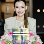 Pimonwan Hoonthongkam Instagram - พาลูก “Glow” วิตามินบำรุงผิวที่พี่ปุ้ยร่วมทำ กับ Dr.Wและโรงพยาบาลศัลยกรรมดับเบิ้ลยู มาเปิดตัวครั้งแรกที่รายการแชร์ข่าวสาวสตรอง ไทยรัฐทีวี32. ถอดความลับวิตามินที่เป็นตัวการในการสร้างคอลลาเจนเหมือนผิวเด็ก ✨ จากสารสกัดเยื่อหุ้มเปลือกไข่ “เพื่อผิวเนียนนุ่ม เต่งตึงและสะดุดตาทั้งตัว” วิตามินที่บำรุงลึกระดับชั้นเซลล์ผิว GLOW Dietary Supplement Product คุณค่าของการบำรุงขั้นสุดเพื่อย้อนวัยผิวของคุณ 💎 เปิดประสบการณ์การย้อนวัยผิวของคุณได้แล้ววันนี้ ทุกช่องทาง หรือที่ ที่ Line: @Drw99 ตอนนี้มีโปรเปิดตัว 4เดือน4 ในรายการแชร์ข่าวฯด้วย กดเร็วๆเดี๋ยวหมดนะจ๊ะ #DrW #วิตามินผิว #ฟื้นบำรุงผิว #GLOW #ผิวกระจ่างใส #อาหารเสริมคุณหมอ #ปลุกความสวยคืนความอ่อนเยาว์ #ย้อนวัยผิว #ใครๆก็ไม่อยากแก่ #อาหารผิวจากธรรมชาติ100% #อาหารผิวสูตรพรีเมี่ยม #ผิวสวยโดยไม่มีอะไรมากั้น #ปุ้ยพิมลวรรณ #superfood #อาหารผิว