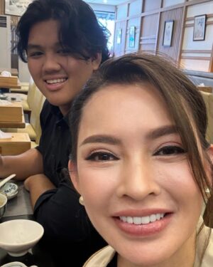 Pimonwan Hoonthongkam Instagram - พ่อแม่ไม่ได้คาดหวังเรื่องเงินทองจากลูก แต่คาดหวังให้ลูกสามารถดูแลและช่วยเหลือตัวเองได้ในทุกวัน ไม่จำเป็นต้องร่ำรวยเงินทองเสมอไป ไม่จำเป็นต้องมีหน้าที่การงานที่มีชื่อเสียง แต่ขอให้ใช้ชีวิตได้อย่างดี และดูแลตัวเองได้อย่างมีความสุขตลอดไปครับ 

ไม่ว่าวันข้างหน้าจะเป็นอย่างไร จะสมหวังหรือไม่สมหวังก็ตาม ขอให้จำเอาไว้ว่ายังมีพ่อกับแม่ ขอเป็นคนผลักดันและเป็นกำลังใจให้เสมอ

สุขสันต์วันเกิดครบรอบ 23 ปีครับ ลูกรัก
Phoom Hoontongkam ♥️
02/04/2024
