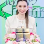 Pimonwan Hoonthongkam Instagram - พาลูก “Glow” วิตามินบำรุงผิวที่พี่ปุ้ยร่วมทำ กับ Dr.Wและโรงพยาบาลศัลยกรรมดับเบิ้ลยู มาเปิดตัวครั้งแรกที่รายการแชร์ข่าวสาวสตรอง ไทยรัฐทีวี32. ถอดความลับวิตามินที่เป็นตัวการในการสร้างคอลลาเจนเหมือนผิวเด็ก ✨ จากสารสกัดเยื่อหุ้มเปลือกไข่ “เพื่อผิวเนียนนุ่ม เต่งตึงและสะดุดตาทั้งตัว” วิตามินที่บำรุงลึกระดับชั้นเซลล์ผิว GLOW Dietary Supplement Product คุณค่าของการบำรุงขั้นสุดเพื่อย้อนวัยผิวของคุณ 💎 เปิดประสบการณ์การย้อนวัยผิวของคุณได้แล้ววันนี้ ทุกช่องทาง หรือที่ ที่ Line: @Drw99 ตอนนี้มีโปรเปิดตัว 4เดือน4 ในรายการแชร์ข่าวฯด้วย กดเร็วๆเดี๋ยวหมดนะจ๊ะ #DrW #วิตามินผิว #ฟื้นบำรุงผิว #GLOW #ผิวกระจ่างใส #อาหารเสริมคุณหมอ #ปลุกความสวยคืนความอ่อนเยาว์ #ย้อนวัยผิว #ใครๆก็ไม่อยากแก่ #อาหารผิวจากธรรมชาติ100% #อาหารผิวสูตรพรีเมี่ยม #ผิวสวยโดยไม่มีอะไรมากั้น #ปุ้ยพิมลวรรณ #superfood #อาหารผิว