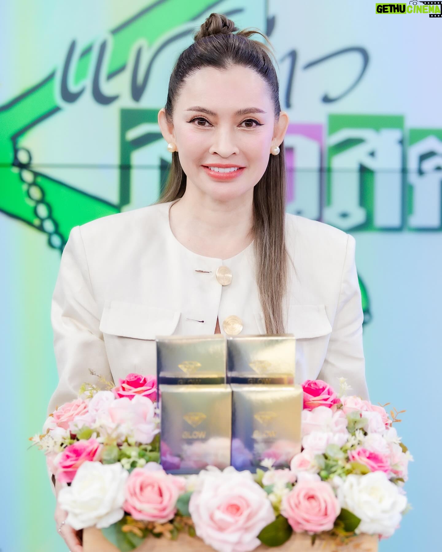 Pimonwan Hoonthongkam Instagram - พาลูก “Glow” วิตามินบำรุงผิวที่พี่ปุ้ยร่วมทำ กับ Dr.Wและโรงพยาบาลศัลยกรรมดับเบิ้ลยู มาเปิดตัวครั้งแรกที่รายการแชร์ข่าวสาวสตรอง ไทยรัฐทีวี32. ถอดความลับวิตามินที่เป็นตัวการในการสร้างคอลลาเจนเหมือนผิวเด็ก ✨ จากสารสกัดเยื่อหุ้มเปลือกไข่ “เพื่อผิวเนียนนุ่ม เต่งตึงและสะดุดตาทั้งตัว” วิตามินที่บำรุงลึกระดับชั้นเซลล์ผิว GLOW Dietary Supplement Product คุณค่าของการบำรุงขั้นสุดเพื่อย้อนวัยผิวของคุณ 💎 เปิดประสบการณ์การย้อนวัยผิวของคุณได้แล้ววันนี้ ทุกช่องทาง หรือที่ ที่ Line: @Drw99 ตอนนี้มีโปรเปิดตัว 4เดือน4 ในรายการแชร์ข่าวฯด้วย กดเร็วๆเดี๋ยวหมดนะจ๊ะ #DrW #วิตามินผิว #ฟื้นบำรุงผิว #GLOW #ผิวกระจ่างใส #อาหารเสริมคุณหมอ #ปลุกความสวยคืนความอ่อนเยาว์ #ย้อนวัยผิว #ใครๆก็ไม่อยากแก่ #อาหารผิวจากธรรมชาติ100% #อาหารผิวสูตรพรีเมี่ยม #ผิวสวยโดยไม่มีอะไรมากั้น #ปุ้ยพิมลวรรณ #superfood #อาหารผิว