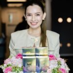 Pimonwan Hoonthongkam Instagram - พาลูก “Glow” วิตามินบำรุงผิวที่พี่ปุ้ยร่วมทำ กับ Dr.Wและโรงพยาบาลศัลยกรรมดับเบิ้ลยู มาเปิดตัวครั้งแรกที่รายการแชร์ข่าวสาวสตรอง ไทยรัฐทีวี32. ถอดความลับวิตามินที่เป็นตัวการในการสร้างคอลลาเจนเหมือนผิวเด็ก ✨ จากสารสกัดเยื่อหุ้มเปลือกไข่ “เพื่อผิวเนียนนุ่ม เต่งตึงและสะดุดตาทั้งตัว” วิตามินที่บำรุงลึกระดับชั้นเซลล์ผิว GLOW Dietary Supplement Product คุณค่าของการบำรุงขั้นสุดเพื่อย้อนวัยผิวของคุณ 💎 เปิดประสบการณ์การย้อนวัยผิวของคุณได้แล้ววันนี้ ทุกช่องทาง หรือที่ ที่ Line: @Drw99 ตอนนี้มีโปรเปิดตัว 4เดือน4 ในรายการแชร์ข่าวฯด้วย กดเร็วๆเดี๋ยวหมดนะจ๊ะ #DrW #วิตามินผิว #ฟื้นบำรุงผิว #GLOW #ผิวกระจ่างใส #อาหารเสริมคุณหมอ #ปลุกความสวยคืนความอ่อนเยาว์ #ย้อนวัยผิว #ใครๆก็ไม่อยากแก่ #อาหารผิวจากธรรมชาติ100% #อาหารผิวสูตรพรีเมี่ยม #ผิวสวยโดยไม่มีอะไรมากั้น #ปุ้ยพิมลวรรณ #superfood #อาหารผิว