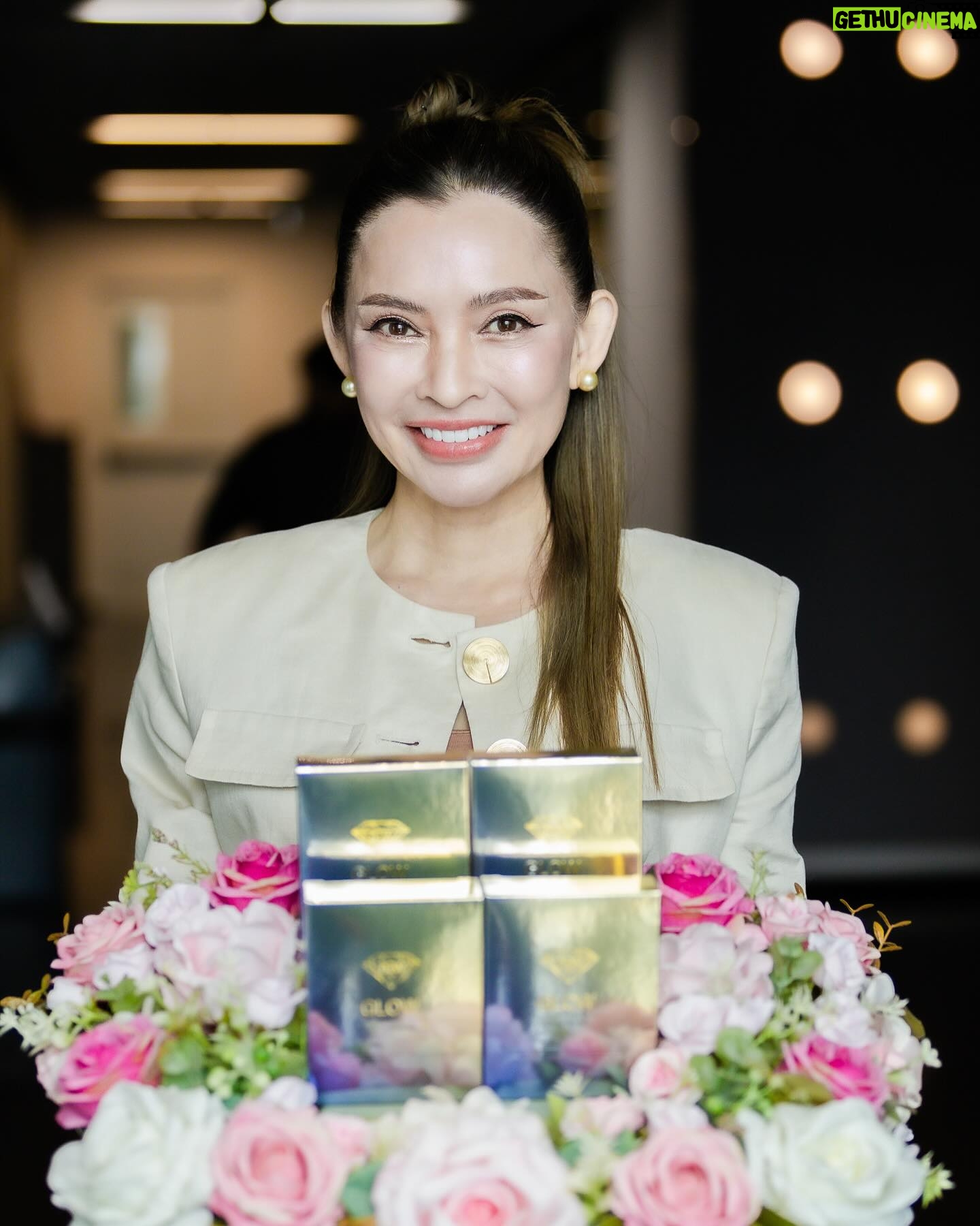 Pimonwan Hoonthongkam Instagram - พาลูก “Glow” วิตามินบำรุงผิวที่พี่ปุ้ยร่วมทำ กับ Dr.Wและโรงพยาบาลศัลยกรรมดับเบิ้ลยู มาเปิดตัวครั้งแรกที่รายการแชร์ข่าวสาวสตรอง ไทยรัฐทีวี32. ถอดความลับวิตามินที่เป็นตัวการในการสร้างคอลลาเจนเหมือนผิวเด็ก ✨ จากสารสกัดเยื่อหุ้มเปลือกไข่ “เพื่อผิวเนียนนุ่ม เต่งตึงและสะดุดตาทั้งตัว” วิตามินที่บำรุงลึกระดับชั้นเซลล์ผิว GLOW Dietary Supplement Product คุณค่าของการบำรุงขั้นสุดเพื่อย้อนวัยผิวของคุณ 💎 เปิดประสบการณ์การย้อนวัยผิวของคุณได้แล้ววันนี้ ทุกช่องทาง หรือที่ ที่ Line: @Drw99 ตอนนี้มีโปรเปิดตัว 4เดือน4 ในรายการแชร์ข่าวฯด้วย กดเร็วๆเดี๋ยวหมดนะจ๊ะ #DrW #วิตามินผิว #ฟื้นบำรุงผิว #GLOW #ผิวกระจ่างใส #อาหารเสริมคุณหมอ #ปลุกความสวยคืนความอ่อนเยาว์ #ย้อนวัยผิว #ใครๆก็ไม่อยากแก่ #อาหารผิวจากธรรมชาติ100% #อาหารผิวสูตรพรีเมี่ยม #ผิวสวยโดยไม่มีอะไรมากั้น #ปุ้ยพิมลวรรณ #superfood #อาหารผิว