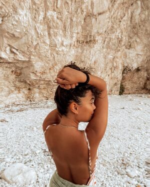 Pinelopi Plaka Instagram - Δεν βρίσκω κακό πού και πού να γυρίζουμε την πλάτη μας στη ζωή που γνωρίζουμε. Και ποιος δε χρειάζεται ένα ρεπό; Άλλωστε στην παύση υπάρχει μια μαγεία που αλλού δε θα την βρεις. Στο κέντρο σου. 🧙🏾‍♀️
 ___________________________________________________

#pause #turnmyback #calmness #silence #center #findyourcenter #meditation