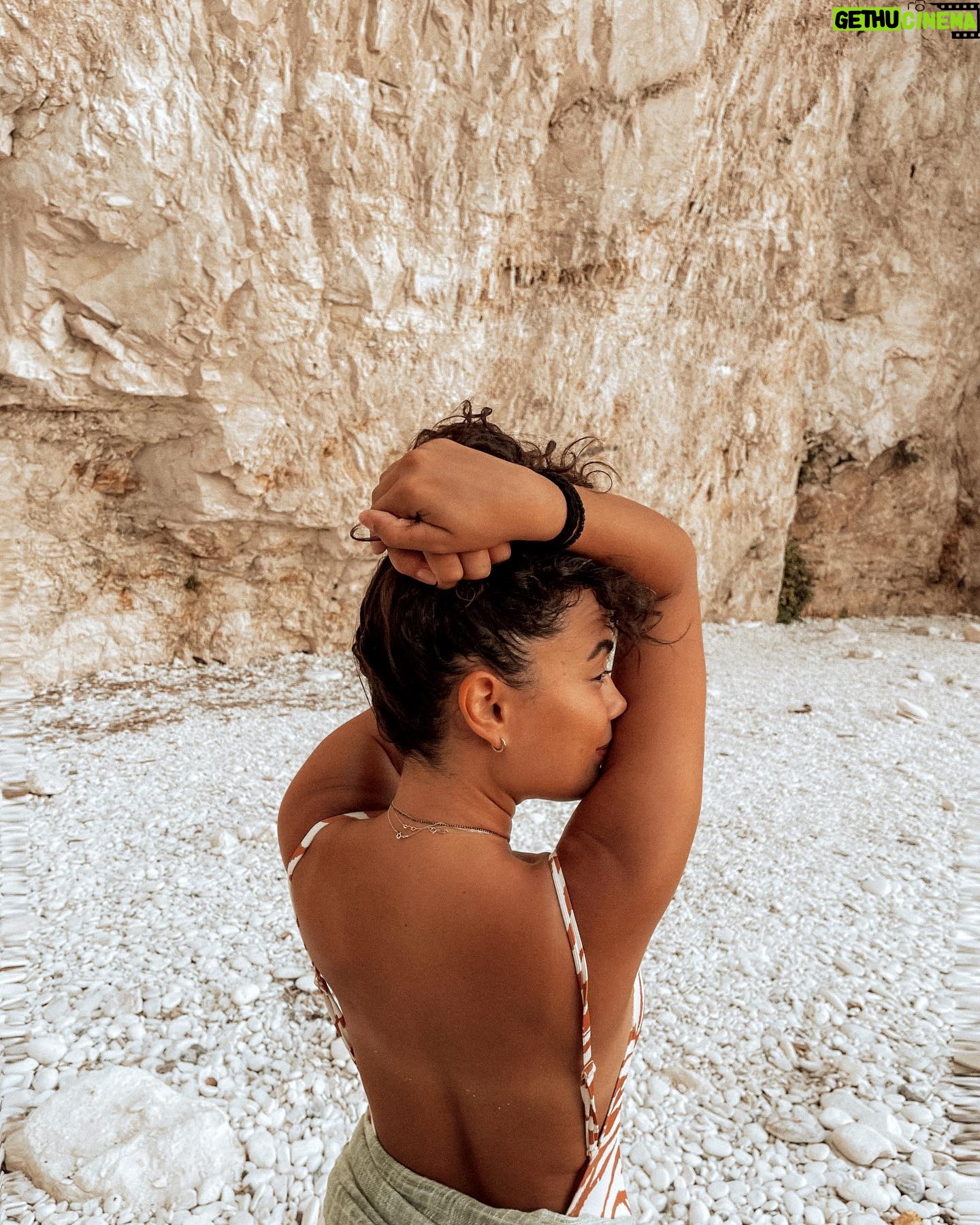 Pinelopi Plaka - 6.8K Likes - Δεν βρίσκω κακό πού και πού να γυρίζουμε την πλάτη μας στη ζωή που γνωρίζουμε. Και ποιος δε χρειάζεται ένα ρεπό; Άλλωστε στην παύση υπάρχει μια μαγεία που αλλού δε θα την βρεις. Στο κέντρο σου. 🧙🏾♀️
___________________________________________________
#pause #turnmyback #calmness #silence #center #findyourcenter #meditation